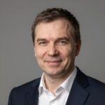 Портрет уверенного российского бизнесмена на нейтральном фоне для услуг поискового маркетинга автосервисов