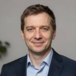 Портрет уверенного российского бизнесмена на нейтральном фоне для сайта по маркетингу автосервисов